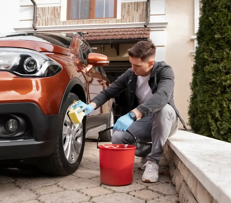 Lavage auto à domicile Masléon : professionnel intervenant sur un véhicule